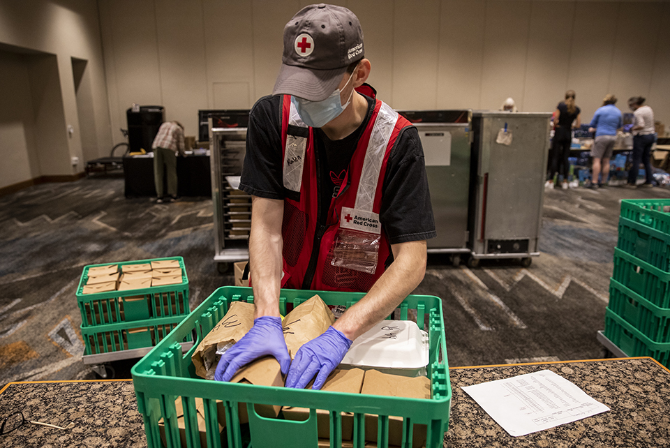 September 14, 2020. Eugene, Oergon.
American Red Cross volunteer Kalen Pippins, helps to get meals ready to deliver to evacuees from the Oregon wildfires who are staying in hotel shelters in Eugene, OR, on Monday, September 14, 2020.
Photo by Scott Dalton/American Red Cross